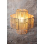 Lampa wisząca Soga z oprawą na jedną żarówkę E27, wykonana z cienkiego, naturalnego materiału, w kształcie dwóch nachodzących na siebie okręgów. Zawieszona na czarnym przewodzie, emitująca ciepłe światło. Tło w odcieniach szarości.