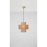 Lampa wisząca Soga 1xE27 w naturalnym kolorze, z plecionego materiału, w kształcie krzyża. Zawieszona na czarnym przewodzie, z zaokrąglonym mocowaniem sufitowym. Widoczne ciepłe światło w środku. Tło białe, proste.