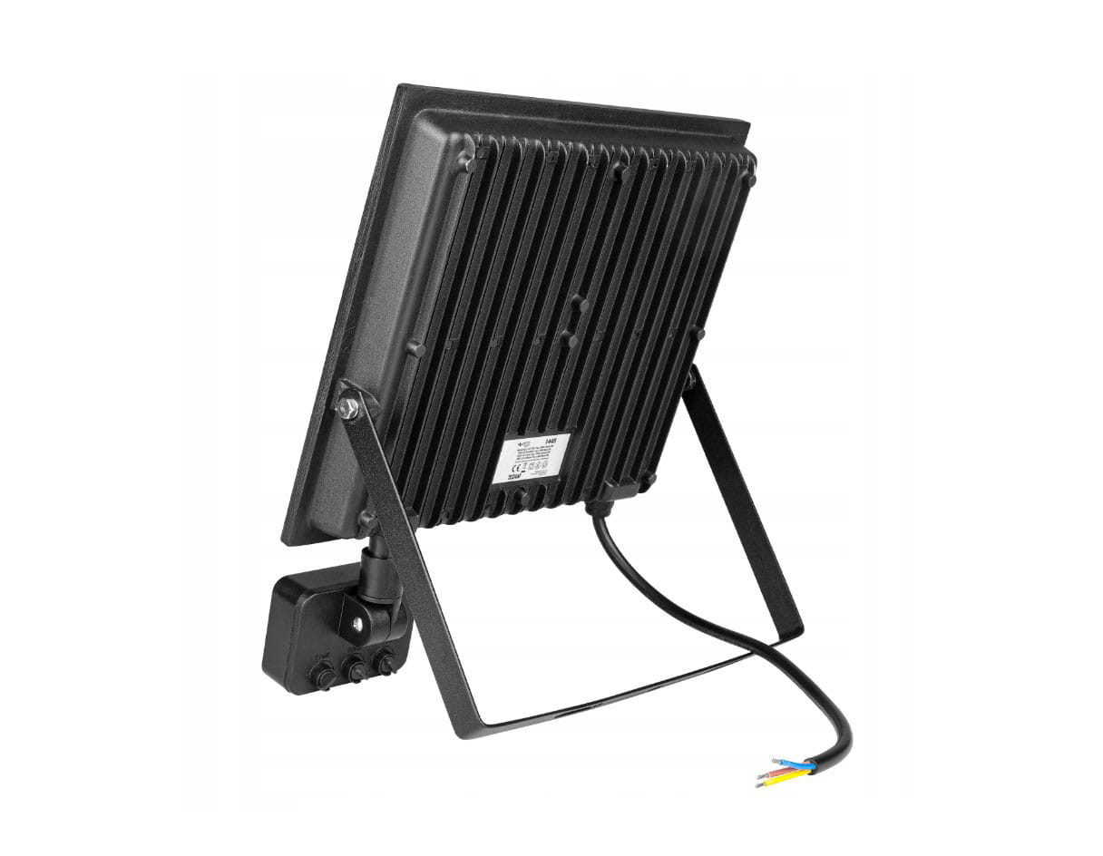 Naświetlacz LED halogen 100W z czujnikiem ruchu, o mocy 8000lm, w obudowie z czarnego metalu. Ustawiony pod kątem, widoczny z tyłu, z uchwytem montażowym i kablem zasilającym. Wodoodporny (IP65).