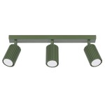 Lampa sufitowa Karbon w kolorze oliwkowym z trzema reflektorami GU10. Reflektory mają żłobioną teksturę, montowane na prostokątnej podstawie. Ujęcie frontalne, produkt w pozycji zamontowanej, na białym tle.