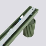 Lampa sufitowa Karbon w kolorze oliwkowym, z trzema miejscami na żarówki GU10. Ujęcie z góry, pokazujące metalowy stelaż oraz cylindryczny element z rowkowaniem. Wnętrze widoczne z przewodami elektrycznymi. Proste, jednolite tło.
