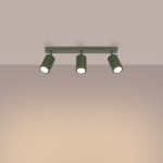 Lampa sufitowa Karbon w kolorze oliwkowym, z trzema regulowanymi reflektorami GU10. Montowana na płaskiej listwie, z widocznymi żłobieniami na obudowie lamp. Ujęcie frontalne, na prostym tle.