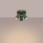 Lampa sufitowa Karbon w oliwkowym kolorze z trzema reflektorami GU10, umieszczona na okrągłej podstawie. Reflektory mają żebrowaną teksturę i skierowane są w różnych kierunkach, montowane na suficie w prostym, nowoczesnym stylu.