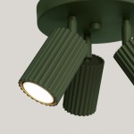 Lampa sufitowa Karbon w kolorze oliwkowym z trzema ruchomymi kloszami GU10. Klosze mają teksturowaną powierzchnię z poziomymi rowkami, umieszczone na okrągłej podstawie. Produkt widoczny z boku, uwydatniający detale konstrukcji.