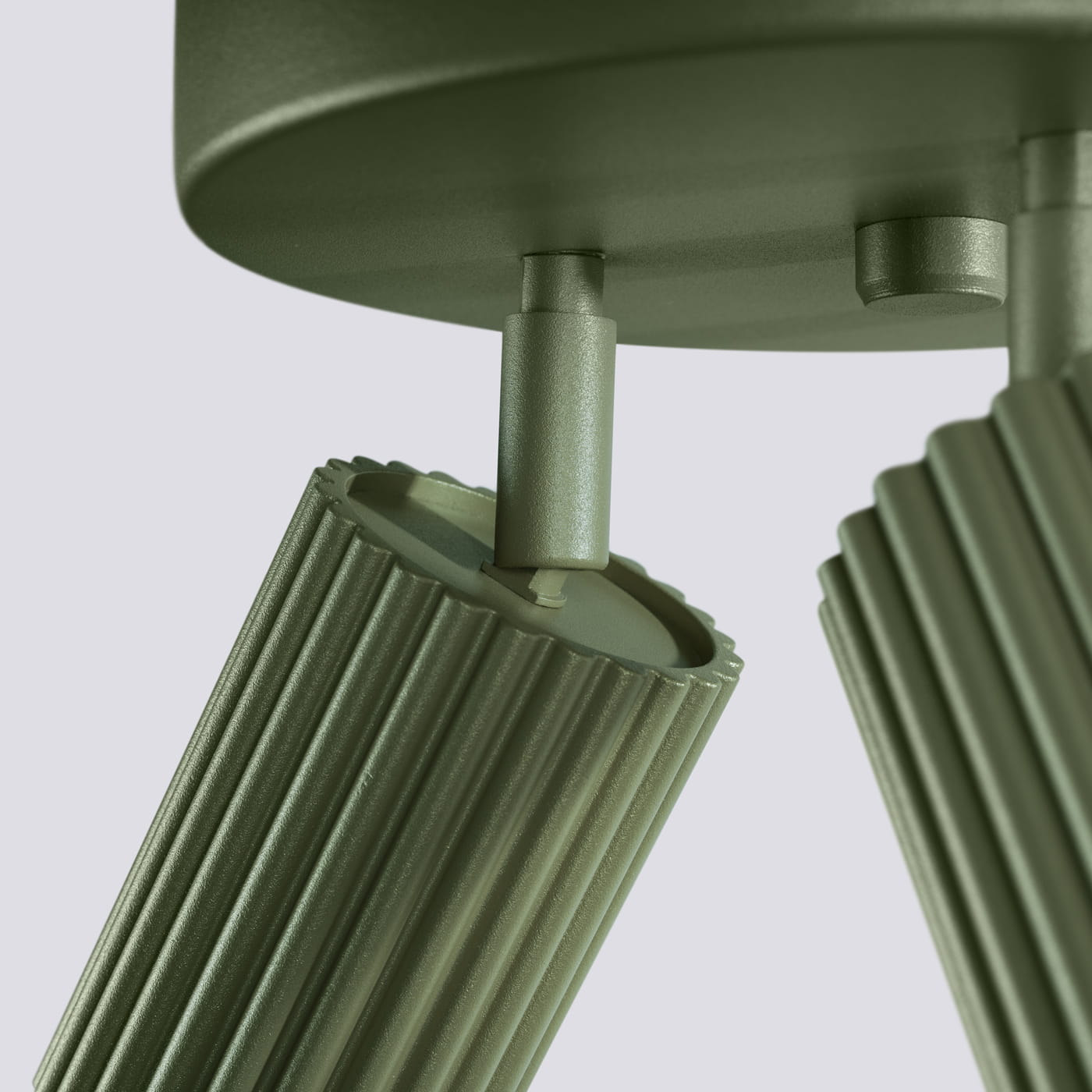 Lampa sufitowa Karbon w kolorze oliwkowym z trzema reflektorami GU10. Ujęcie z bliska pokazuje detale mocowania i żłobioną strukturę obudowy reflektorów, podkreślając ich nowoczesny design i funkcjonalność.