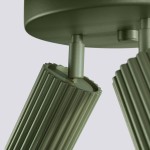 Lampa sufitowa Karbon w kolorze oliwkowym z trzema reflektorami GU10. Ujęcie z bliska pokazuje detale mocowania i żłobioną strukturę obudowy reflektorów, podkreślając ich nowoczesny design i funkcjonalność.
