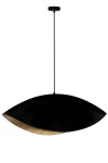 Lampa wisząca Sona z jednym gniazdem E27, o opływowym kształcie, w kolorze czarnym z wewnętrzną złotą powłoką. Zawieszona na cienkim czarnym przewodzie, zapewnia elegancki akcent do wnętrz.