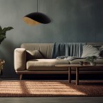 Lampa wisząca Sona w kolorze czarnym z wewnętrzną złotą powłoką, zawieszona nad kanapą. Kształt okrągły, z matowym wykończeniem. W tle widać rośliny oraz stół kawowy na tle stonowanej ściany.