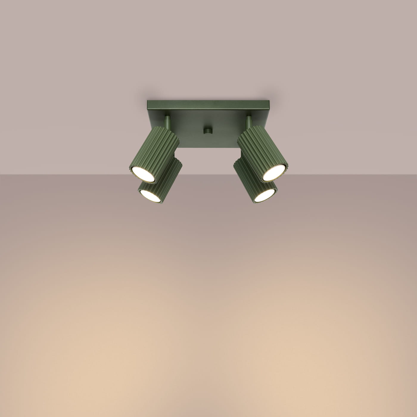 Lampa sufitowa Karbon L w kolorze oliwkowym z czterema ruchomymi reflektorami GU10. Ujęcie z góry, pokazujące lampę zamontowaną na suficie, z widocznymi żarówkami. Prosta, nowoczesna konstrukcja, wkomponowana w pastelowe tło.