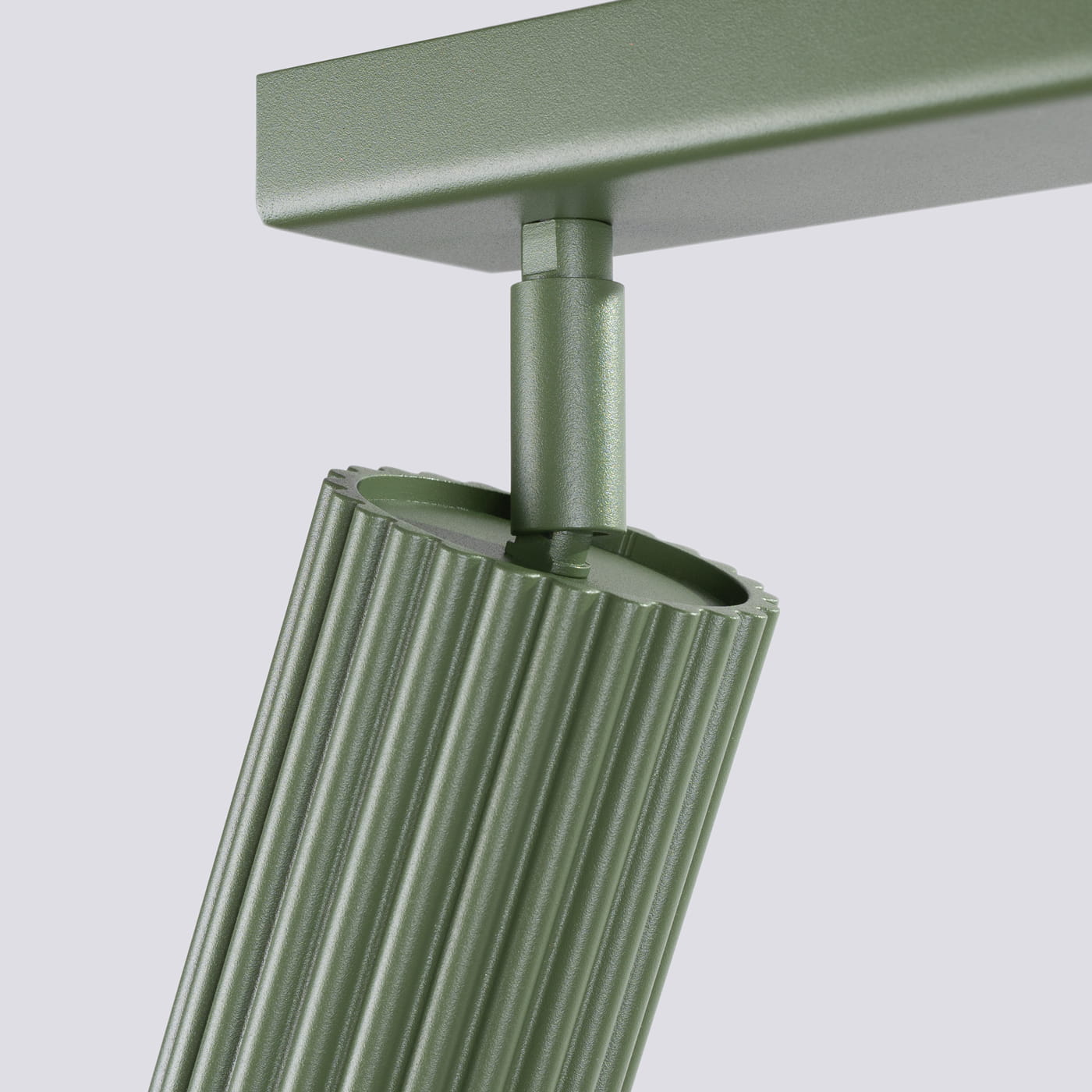 Lampa sufitowa Karbon L w kolorze oliwkowym, z czterema spotami na żarówki GU10. Widoczny detal zbliżenia na cylindryczny klosz o żłobionej strukturze, zamontowany na metalowej podstawie. Prosta, matowa powierzchnia, nowoczesny design.