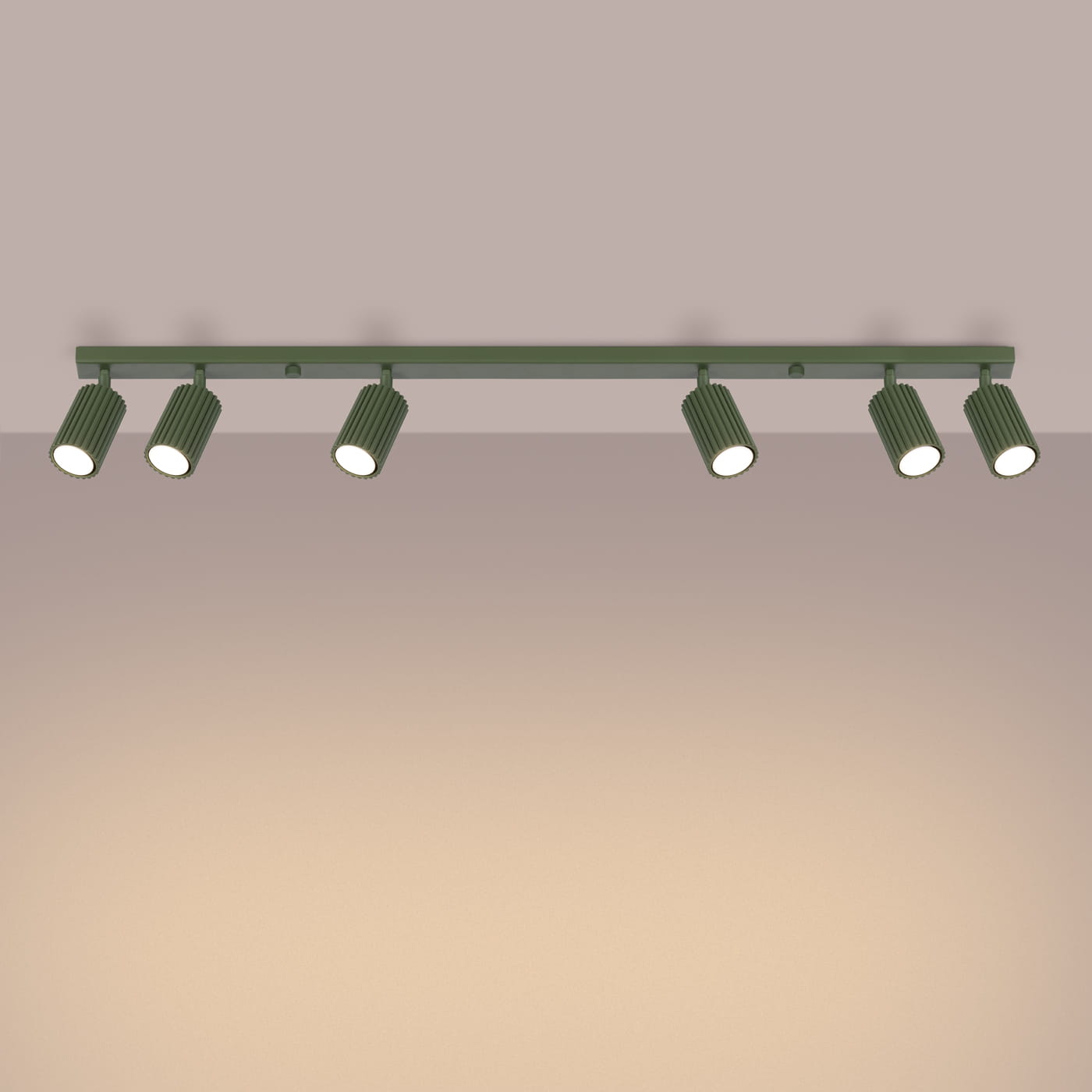 Lampa sufitowa Karbon w kolorze oliwkowym, z pięcioma ruchomymi reflektorami GU10 na prostokątnej podstawie. Reflektory mają teksturowane, cylindryczne kształty. Produkt zamontowany na ścianie, na jednolitym tle.