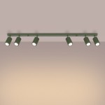 Lampa sufitowa Karbon w kolorze oliwkowym, z pięcioma ruchomymi reflektorami GU10 na prostokątnej podstawie. Reflektory mają teksturowane, cylindryczne kształty. Produkt zamontowany na ścianie, na jednolitym tle.