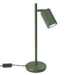 Lampka stołowa Karbon 1xGU10 w kolorze oliwkowym, z metalowym, cylindrycznym kloszem o żłobionej teksturze. Ustawiona na okrągłej podstawie, z widocznym przewodem z włącznikiem. Klosz regulowany w kierunku światła.
