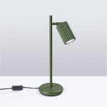 Lampka stołowa w kolorze oliwkowym z metalowym, pionowym stelażem oraz cylindrycznym, żłobkowanym kloszem. Ujęcie z boku, z widocznym przewodem i włącznikiem. Idealna do biura lub wnętrz w stylu minimalistycznym.