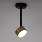 Lampa wisząca Nemo H24 w kolorze czarnym i złotym, z metalowym kloszem w kształcie cylindrycznym. Zawieszona na czarnym, prostym przewodzie, z widocznym źródłem światła GX53. Ujęcie z góry, na jednolitym tle.