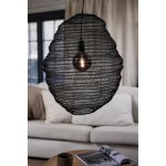 Lampa wisząca Tazza w kolorze czarnym, wykonana z siatki, o organicznym kształcie. Zawiera żarówkę E27, widoczną w centralnej części. Ujęcie z góry, w tle jasny salon z kanapą i stolikiem kawowym.