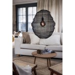 Lampa wisząca Tazza w czarnym kolorze z materiału, o organicznym kształcie, z widoczną żarówką E27. Zawieszona nad stolikiem w aranżacji salonu, z jasnym kanapą i dekoracyjnymi poduszkami w tle.