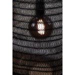 Czarna lampa wisząca Tazza z oprawą na żarówkę E27, widoczna w zbliżeniu. Lampa ma ażurową konstrukcję z metalowej siatki, przez którą prześwituje światło, tworząc niepowtarzalny efekt oświetleniowy.