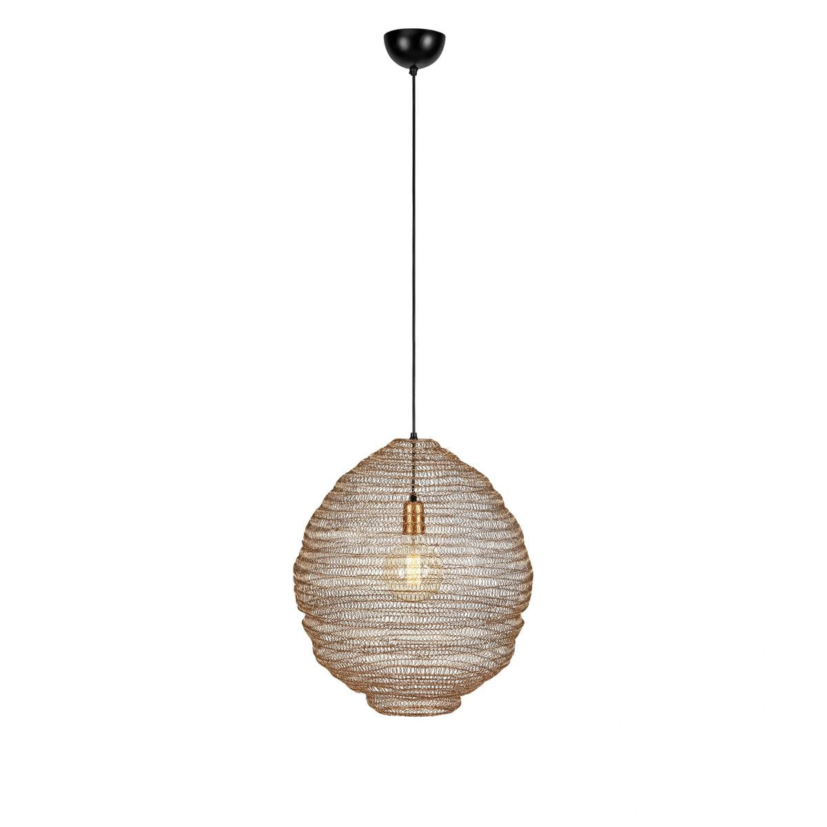 Lampa wisząca Tazza z oprawą na 1 żarówkę E27, w kolorze czarnym i złotym. Okrągła, pleciona klosz z naturalnego materiału, zawieszona na cienkim czarnym przewodzie. Prosty sufitowy uchwyt w czerni. Tło białe, podkreślające elegancję lampy.