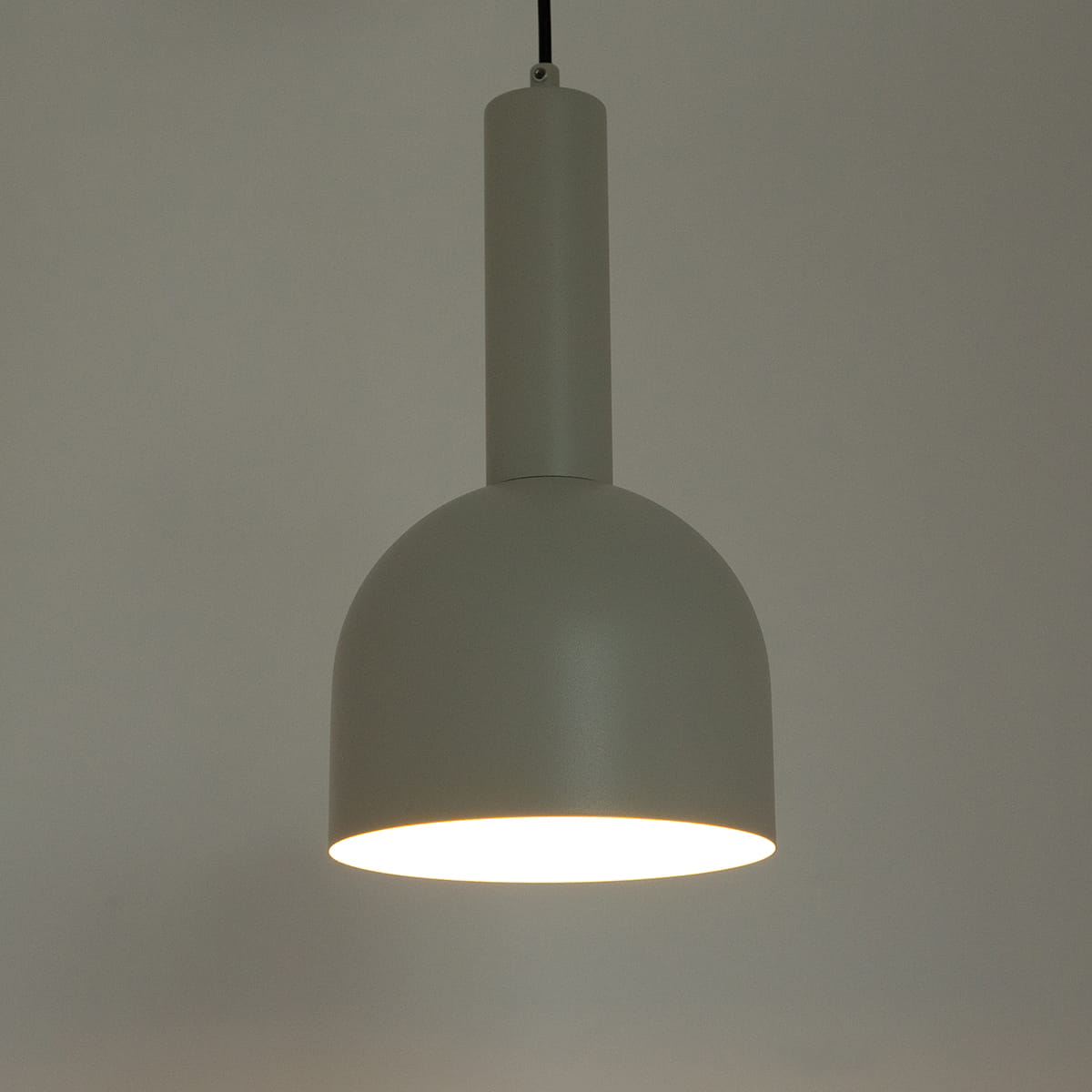 Lampa wisząca Vitrum Dzwonek D17 w kolorze szarym/beżowym z metalowym kloszem w kształcie półkuli. Ujęcie z boku, ukazujące lampę zawieszoną na cienkim przewodzie, z widocznym miejscem na żarówkę E27.