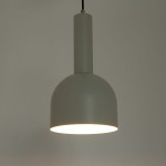 Lampa wisząca Vitrum Dzwonek D17 w kolorze szarym/beżowym z metalowym kloszem w kształcie półkuli. Ujęcie z boku, ukazujące lampę zawieszoną na cienkim przewodzie, z widocznym miejscem na żarówkę E27.