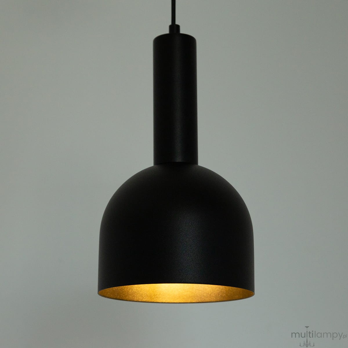 Lampa wisząca Vitrum Dzwonek D17 w kolorze czarnym z metalowym kloszem w kształcie półkuli i złotym wnętrzem. Ujęcie z bliska, z widocznym długim uchwytem. Przeznaczona na jedną żarówkę E27.