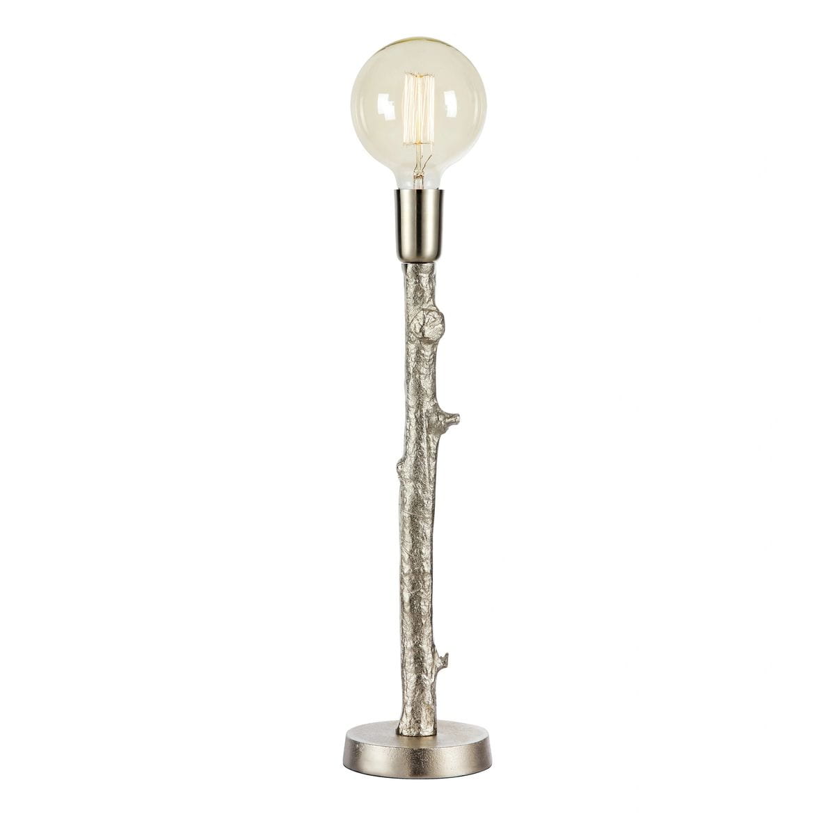 Lampa stołowa Ramo, wykonana z aluminium, z podstawą w kształcie pnia. Wyposażona w jedną oprawę E27, wykończenie w kolorze srebrnym, z okrągłą, szklaną żarówką u góry. Ujęcie frontalne, stojąca na białym tle.