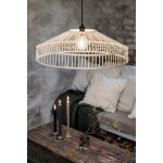 Lampa wisząca Tapa 1xE27 w naturalnym kolorze, o okrągłym, ażurowym kloszu. Zawieszona nad drewnianym stolikiem, w tle widoczna sofa z poduszkami, świeczniki z trzema świecami oraz wazon z gałązką.