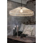 Lampa wisząca Tapa 1xE27 w naturalnym kolorze, o okrągłym kształcie z plecionki, zawieszona na czarnym kablu. W tle widoczne świece i gałązka w szklanym wazonie na drewnianym stole. Ceglana ściana tworzy rustykalne tło.