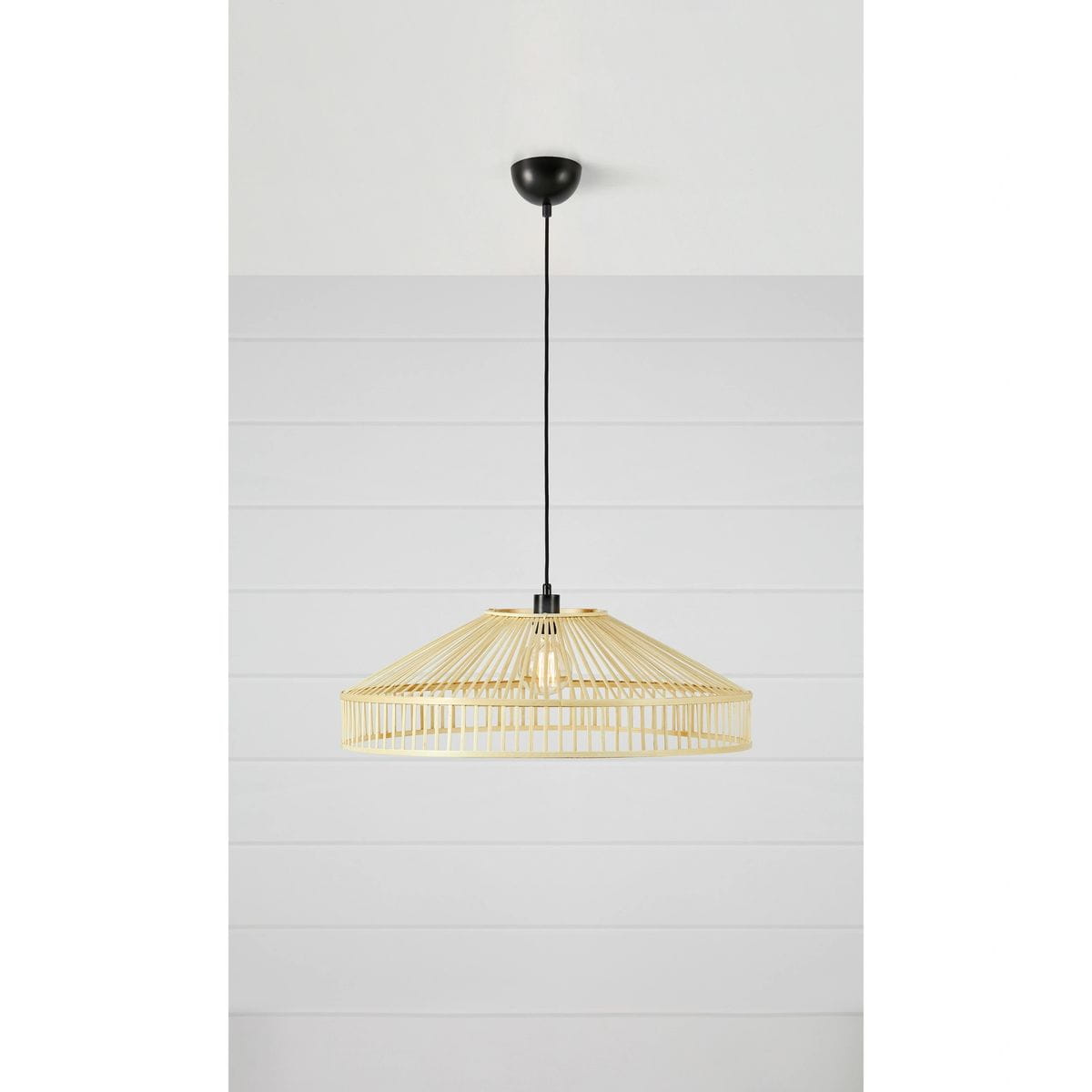Lampa wisząca Tapa z naturalnego materiału, w kształcie stożka z siatkowymi detalami. Posiada czarny przewód i mocowanie sufitowe. Idealna do nowoczesnych wnętrz. Wymaga żarówki E27. Tło w jasnych odcieniach szarości.