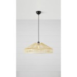 Lampa wisząca Tapa z naturalnego materiału, w kształcie stożka z siatkowymi detalami. Posiada czarny przewód i mocowanie sufitowe. Idealna do nowoczesnych wnętrz. Wymaga żarówki E27. Tło w jasnych odcieniach szarości.