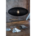 Czarna lampa wisząca Florence D75 z kloszem w kształcie owalnym, wykonana z cienkiego materiału, z widoczną żarówką E27. Powieszona nad drewnianym stołem, w otoczeniu szklanych kubków i serwetek, na tle surowej ściany.