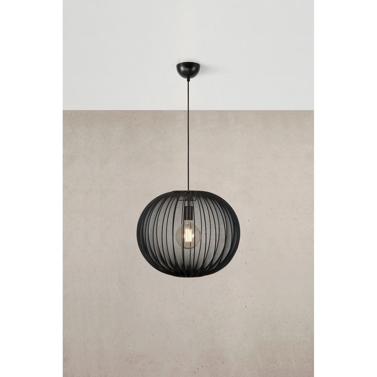 Lampa wisząca Florence D50 w kolorze czarnym, z metalowym kloszem o okrągłym kształcie z otwartymi szczeblinami, zawieszona na cienkim kablu. Widoczna żarówka E27 wewnątrz klosza. Tło w odcieniach szarości.