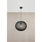 Lampa wisząca Florence D50 w kolorze czarnym, z metalowym kloszem o okrągłym kształcie z otwartymi szczeblinami, zawieszona na cienkim kablu. Widoczna żarówka E27 wewnątrz klosza. Tło w odcieniach szarości.