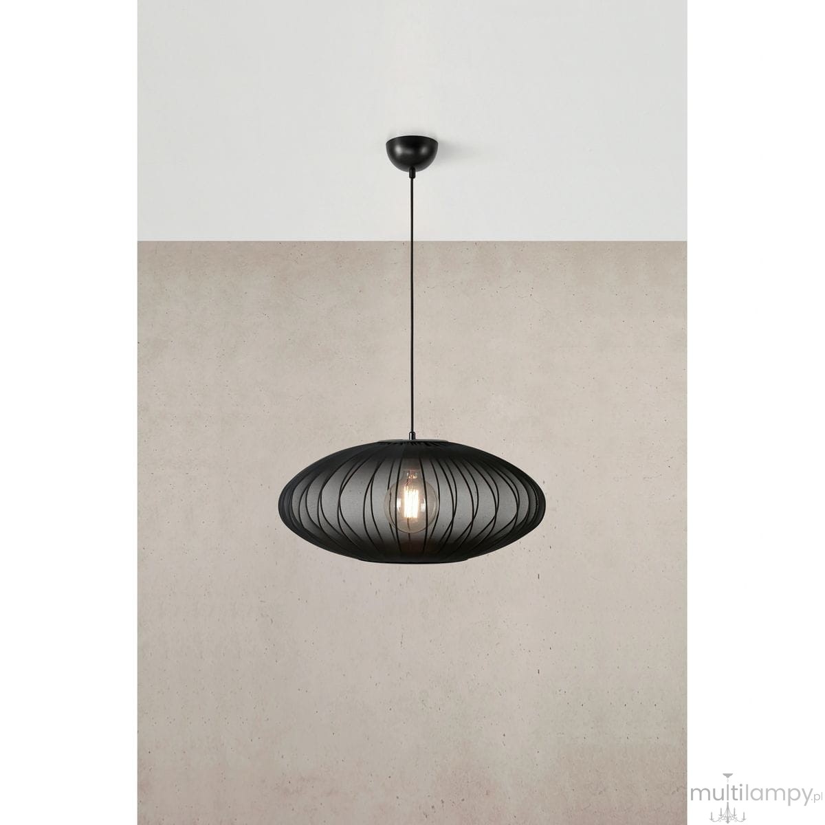 Lampa wisząca Florence D60 w kolorze czarnym, wykonana z metalowych prętów w owalnym kształcie, z widoczną żarówką E27. Zawieszona na cienkim, czarnym przewodzie, umieszczona na tle gładkiej, jasnej ściany.