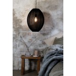 Czarna lampa wisząca Florence D40 z jednym gniazdem E27, o owalnym kształcie i teksturowanej powierzchni, zawieszona nad drewnianym stolikiem nocnym.
