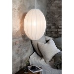 Lampa wisząca Florence D40 w kolorze białym, o kształcie elipsoidy z poziomymi liniami. Zawieszona nad łóżkiem, w otoczeniu poduszek i stolika z kawą. Wykonana z materiału, rozpraszającego światło. Wisi na cienkim przewodzie.