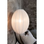 Lampa wisząca Florence D40 w kształcie owalnym, biała z delikatnymi niebieskimi paskami. Zawieszona na białym przewodzie, emituje ciepłe światło. Tło stanowi surowa ceglana ściana, z widocznymi poduszkami w neutralnych kolorach.