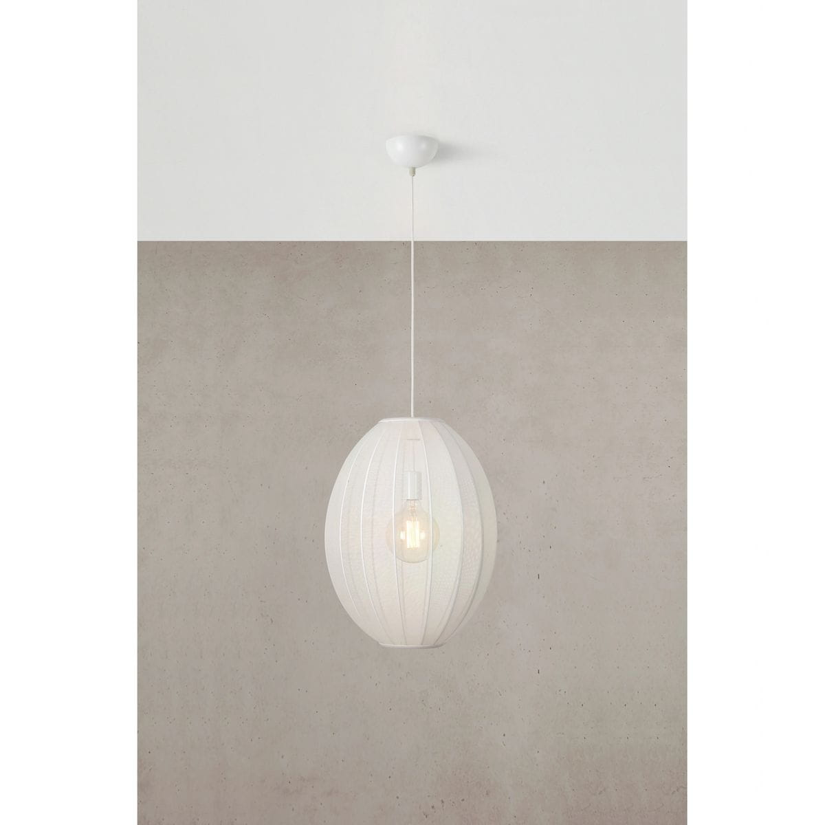 Lampa wisząca Florence D40 w kolorze białym, o kształcie owalnym, z widoczną żarówką E27. Zawieszona na cienkim kablu, z zamocowaniem sufitowym. Tło w odcieniu szarym, betonowym.
