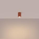 Lampa sufitowa Karbon 10 l z czerwonej, teksturowanej obudowy w formie cylindrycznej. Montowana na suficie, z widocznym źródłem światła GU10. Tło w neutralnym odcieniu, podkreślające kolor lampy.