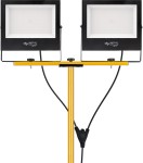 Naświetlacz LED przenośny na statywie z dwoma panelami, każdy o mocy 100W, łączna jasność 16000lm, temperatura barwowa 4500K. Ułożony pionowo, z czarnymi obudowami i żółtym statywem. Widoczny kabel zasilający. Wodoszczelność IP65.