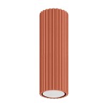 Lampa sufitowa Karbon 20 o średnicy 1xGU10 w odcieniu ochry czerwień. Ma cylindryczny kształt z teksturowaną, falistą powierzchnią i gładkim, białym kloszem na dole. Produkt prezentowany w pozycji wiszącej, na jasnym tle.