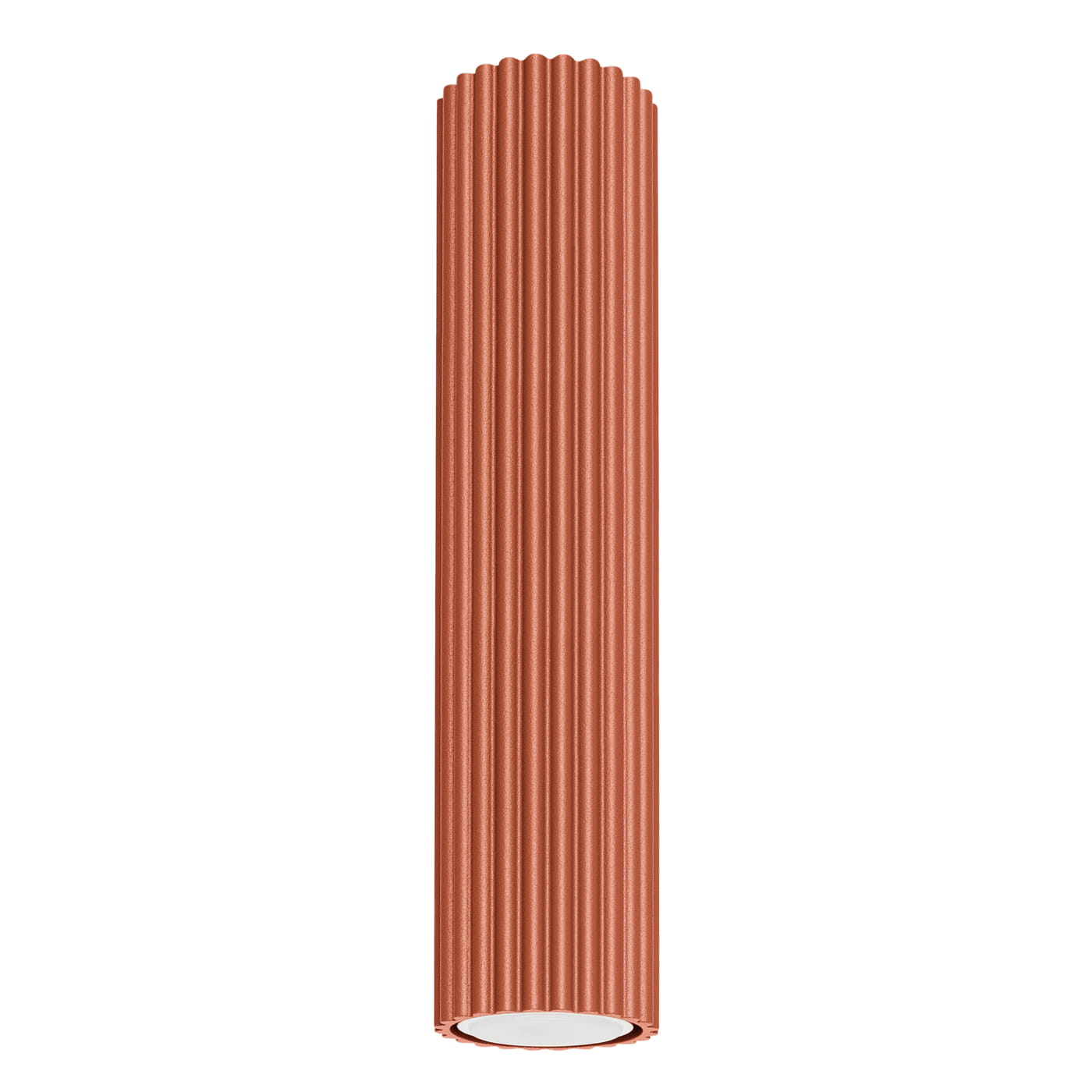 Lampa sufitowa Karbon 30 w kolorze ochra czerwona, cylindryczna, z teksturowaną powierzchnią w pionowe żłobienia. Umieszczona w pozycji wiszącej, przeznaczona do żarówki GU10, z białym kloszem na dole.