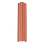 Lampa sufitowa Karbon 30 w kolorze ochra czerwona, cylindryczna, z teksturowaną powierzchnią w pionowe żłobienia. Umieszczona w pozycji wiszącej, przeznaczona do żarówki GU10, z białym kloszem na dole.