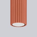 Lampa sufitowa Karbon 30 w kolorze ochra czerwona, z cylindrycznym kloszem o żłobionej fakturze. Ujęcie z dołu, pokazujące okrągły gwint na żarówkę GU10 oraz białą osłonę. Tło jasnoszare, minimalistyczne.