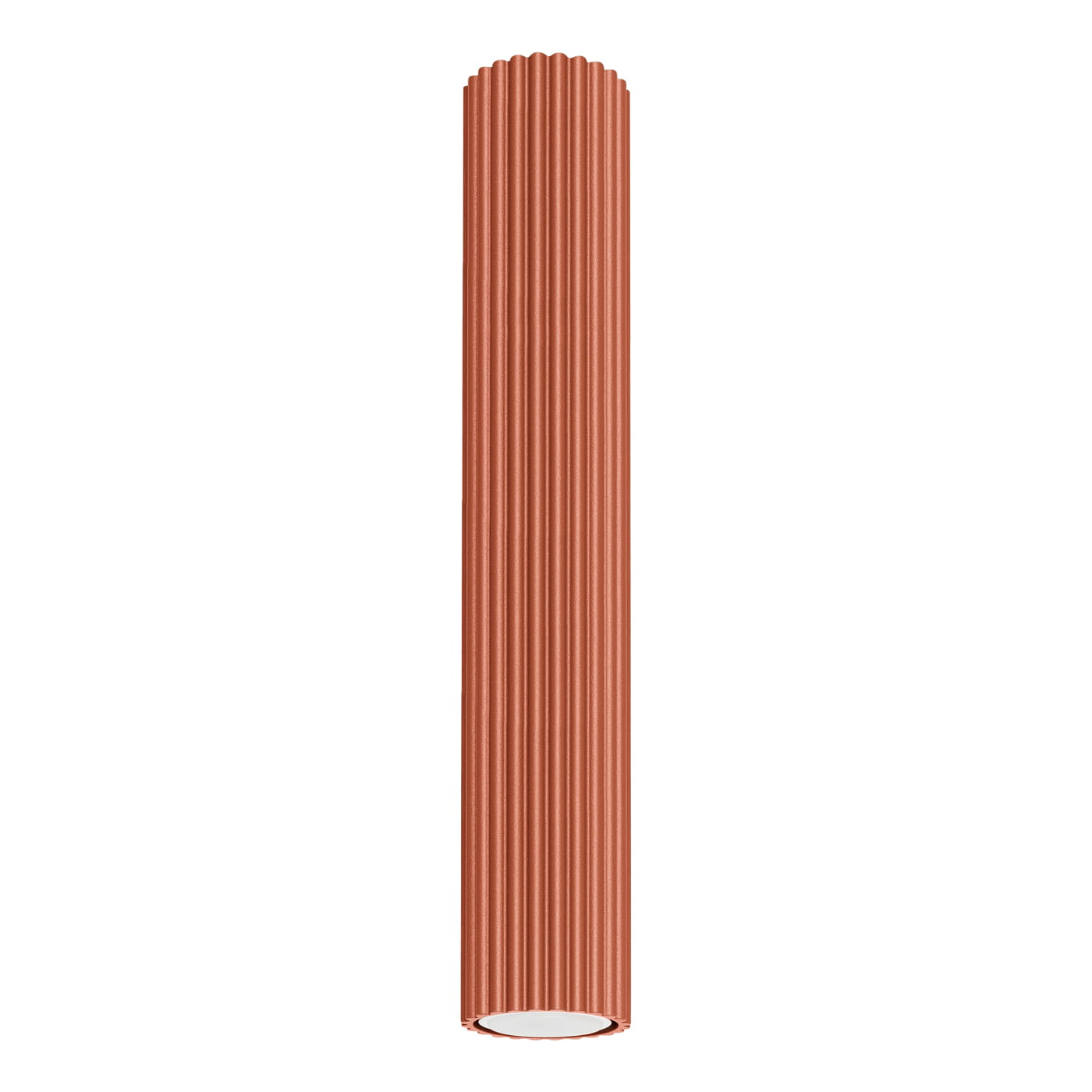 Lampa sufitowa Karbon 40 w kolorze ochra czerwona, o cylindrycznym kształcie z żebrowaną fakturą. Wysoka, z miejscem na jedną żarówkę GU10, zamontowana w pozycji wiszącej na białym tle.