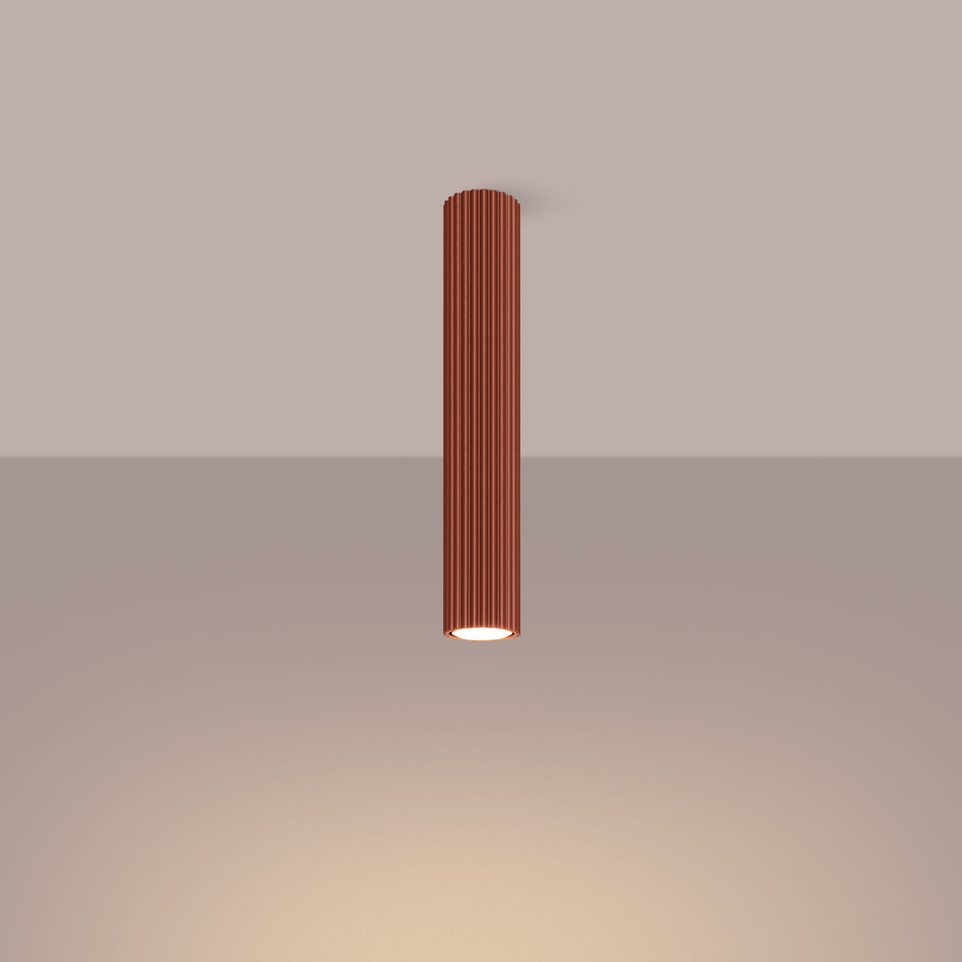 Lampa sufitowa Karbon 40 w kolorze czerwoną ochra, cylindryczna, z rowkowaną powierzchnią. Zawiera jeden gwint GU10. Umieszczona w centralnej pozycji, wisząca z sufitu, na jednolitym tle.