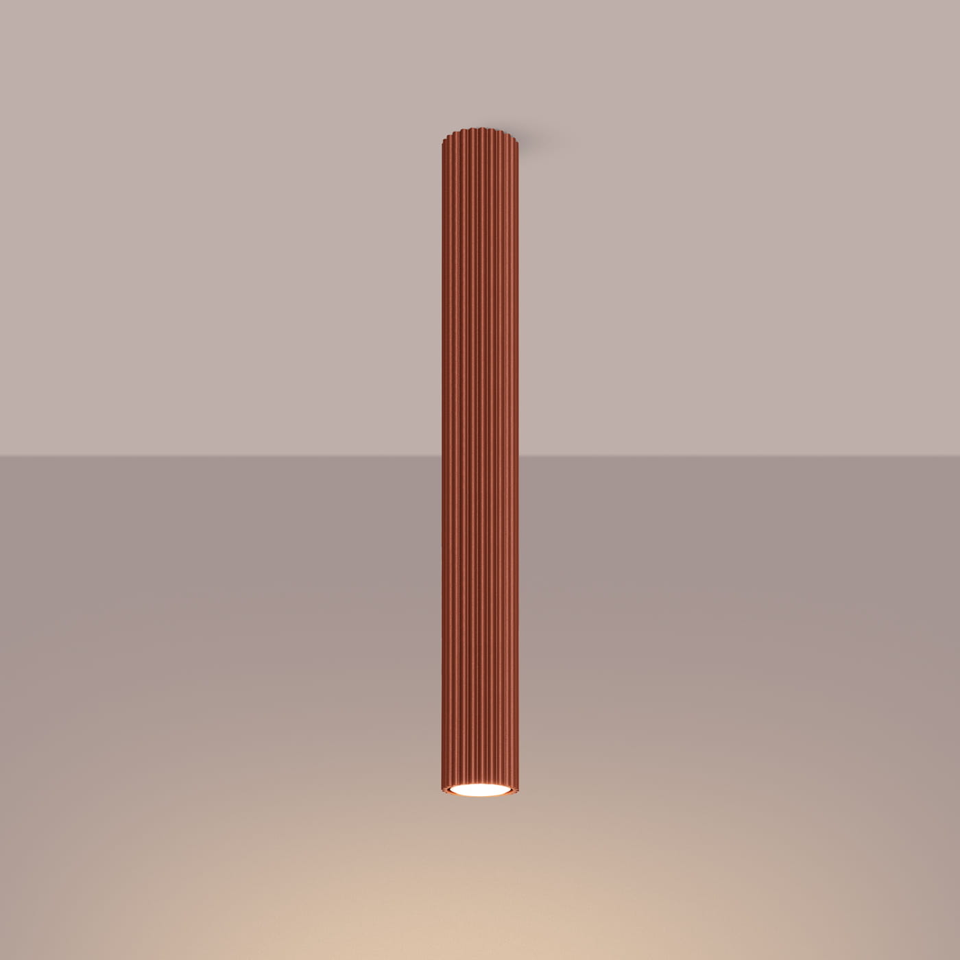 Lampa sufitowa Karbon 60 w kolorze ochry czerwoną, o cylindrycznym kształcie z wyraźnymi rowkami. Zawiera gniazdo na żarówkę GU10, wisząca w pionie, na jednolitym tle.