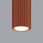 Lampa sufitowa Karbon 60 w kolorze czerwonobrązowym z teksturowaną, falistą obudową. Posiada gniazdo na żarówkę GU10, z okrągłym, białym kloszem na dole. Ujęcie z bliska, pokazujące detale i fakturę lampy na jednolitym, szarym tle.