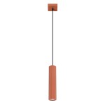 Lampa wisząca Karbon 1 z jednym źródłem światła GU10, w kształcie cylindrycznym, w kolorze ochra czerwona. Posiada teksturowaną, żebrowaną obudowę i czarny kabel. Montaż sufitowy, wisi w pozycji pionowej na białym tle.